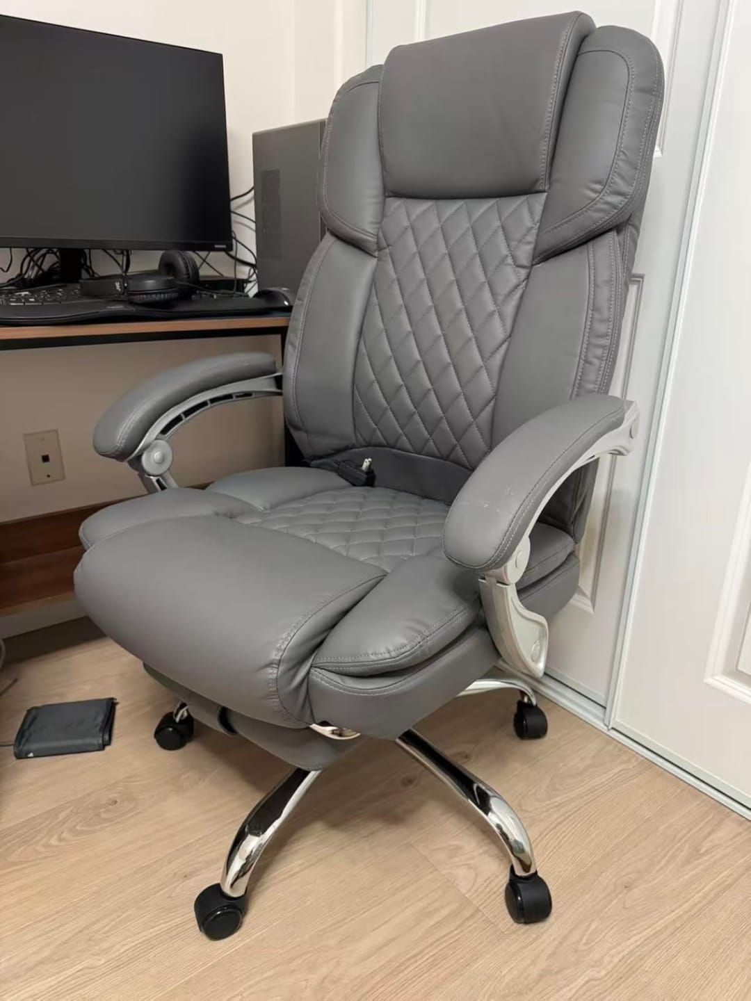 Customer photo review of Homrest Big and Tall Executive Office Chair, Ergonomic Office Chair with Lumber Suppor, Gray