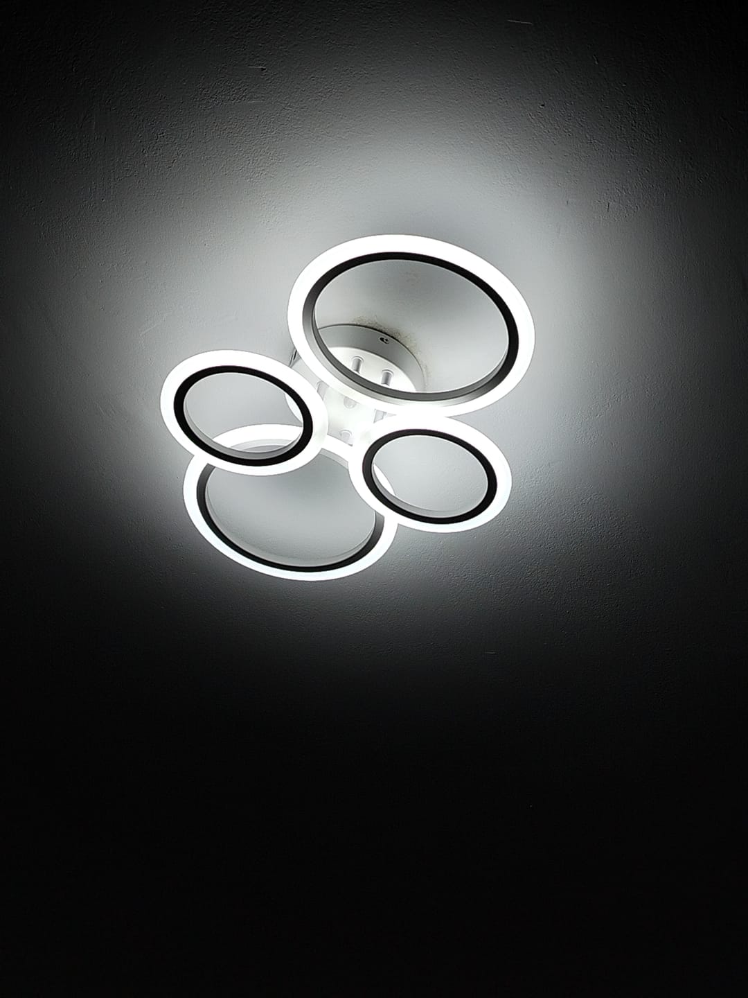 Customer photo review of Lustra LED 2+2 CIRCLE Design Alb Echivalent 400W Telecomanda
