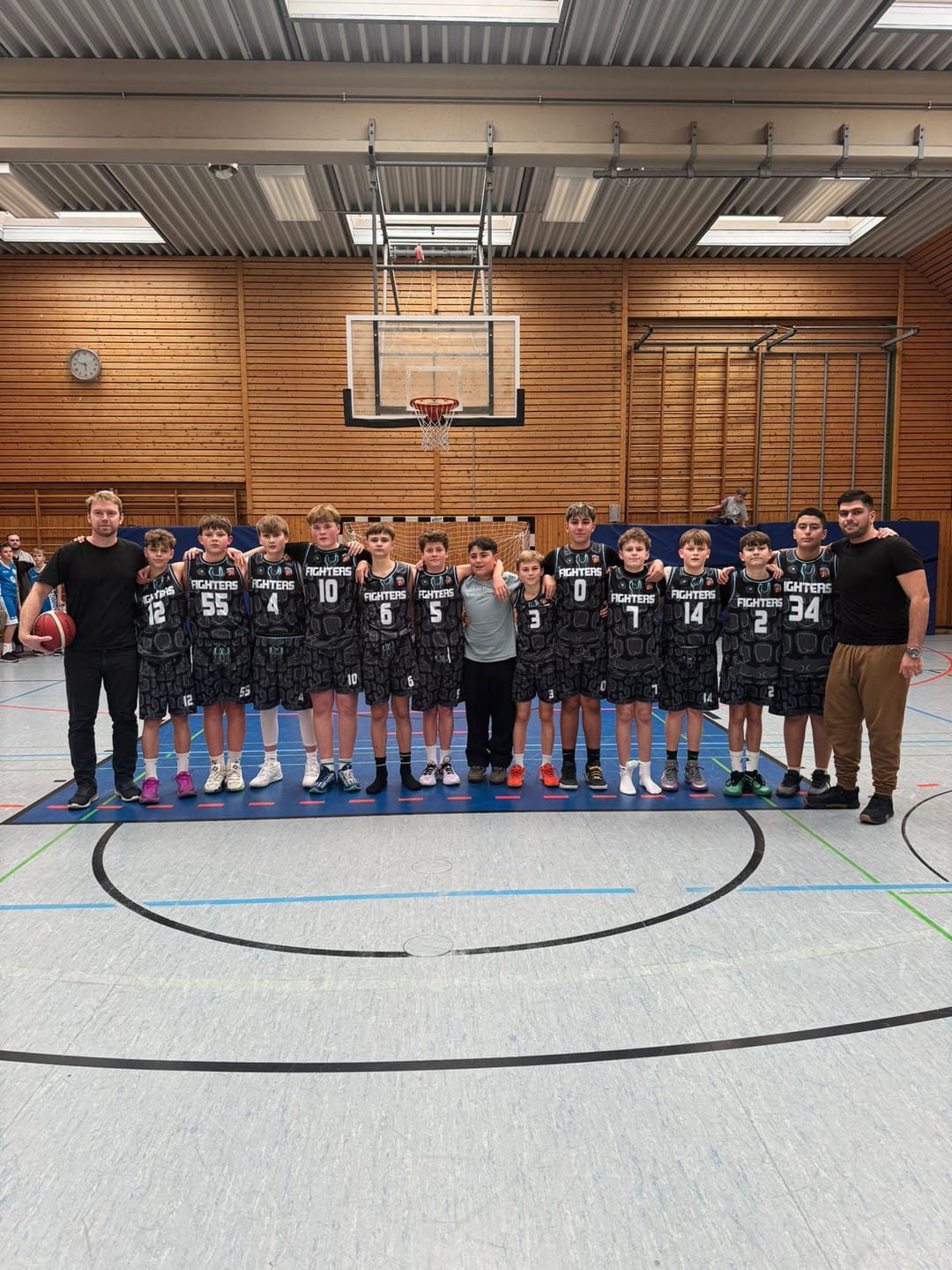 Customer photo review of Benutzerdefinierter Schwarz Blau Basketball Jersey Uniform Anzug gedruckt Ihr Logo Name Nummer