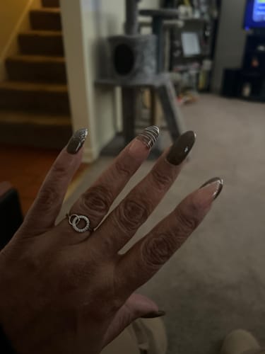 Customer wearing the To My Sister - Forever Linked Ring on their hand, showing the interlocking circle design.