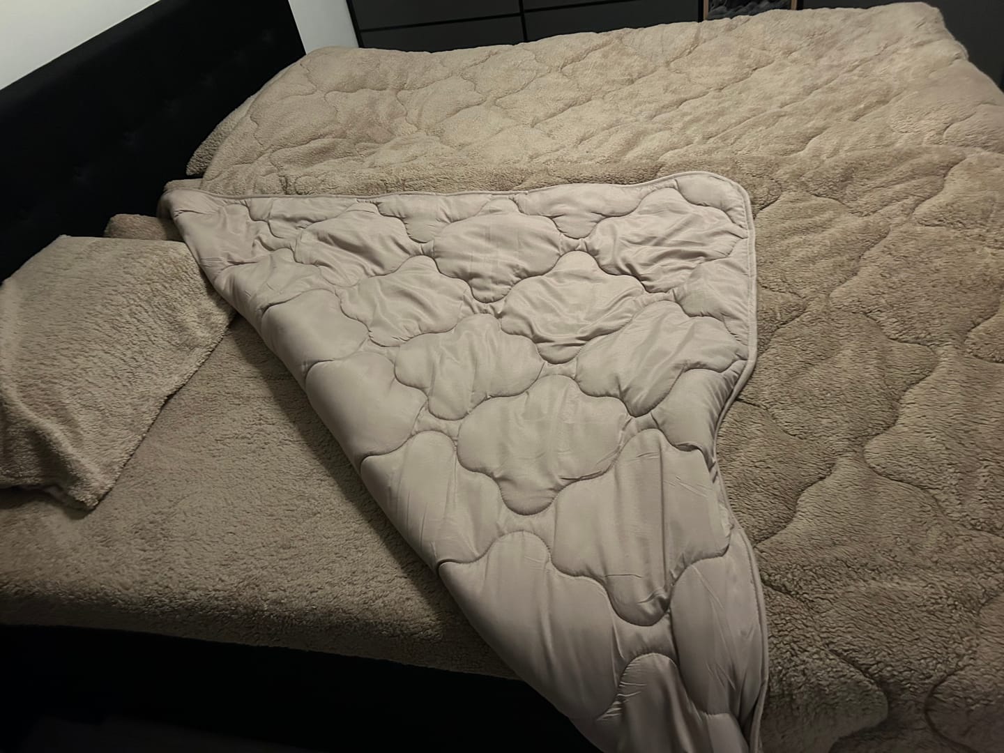 Customer photo review of Kussenslopen Mat Satin Taupe Grey 60x70cm 2-Pack