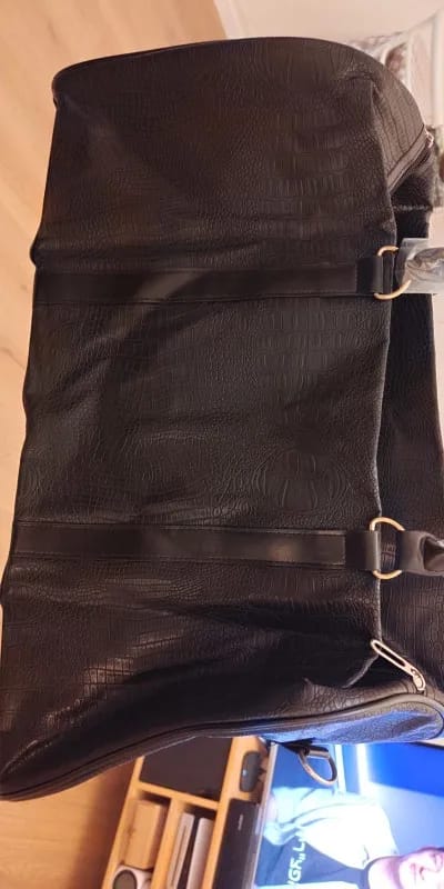 Customer photo review of Large Capacity Retro Crocodile-Textured Travel Duffel Bag - Durable Unisex Vacation Luggage,  Versatile Gift for Men & Women