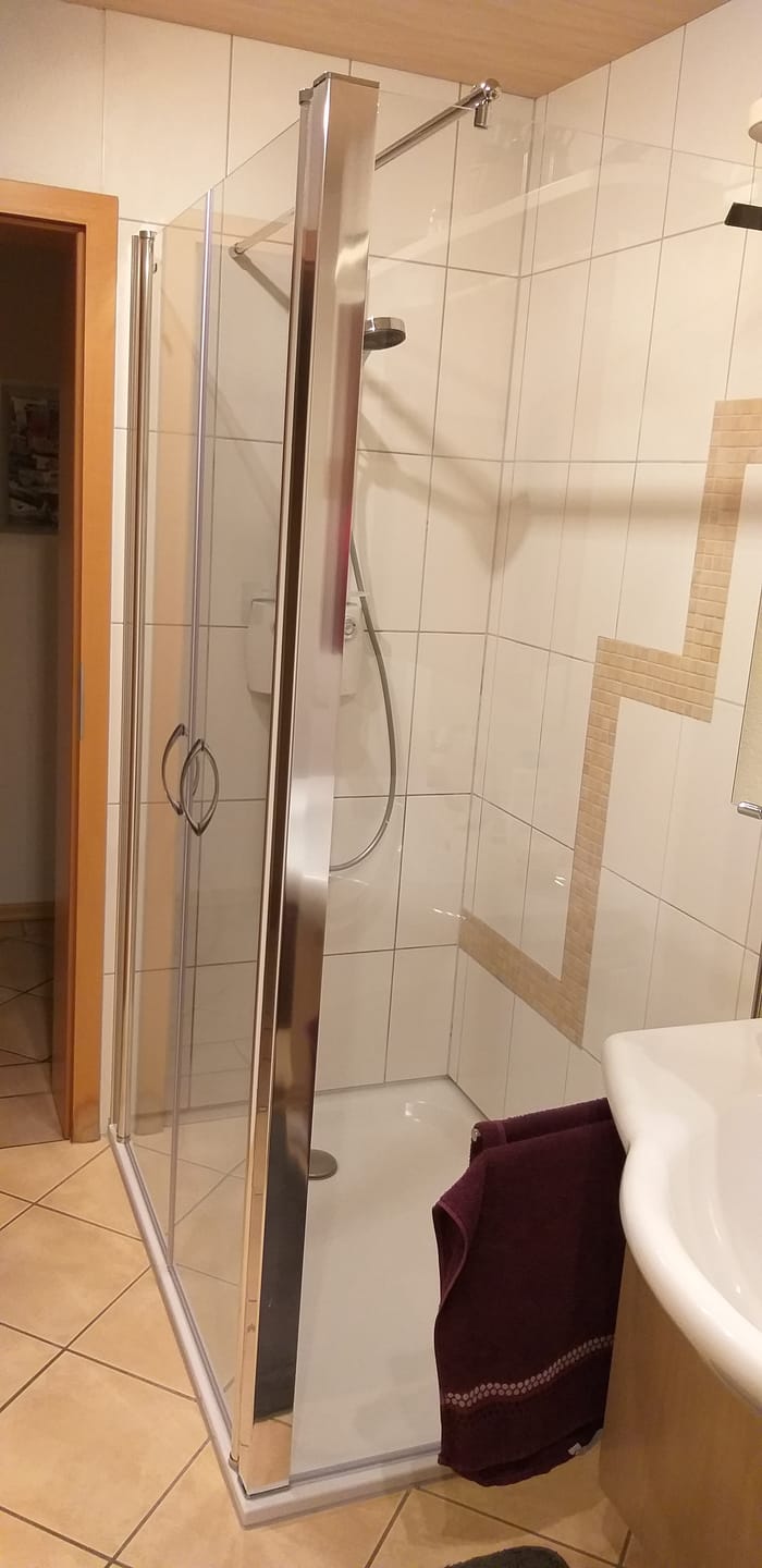 Customer photo review of Eckdusche Duschkabine mit Pendeltür, 6mm ESG, Klarglas - Tür 115cm, Höhe: 195cm