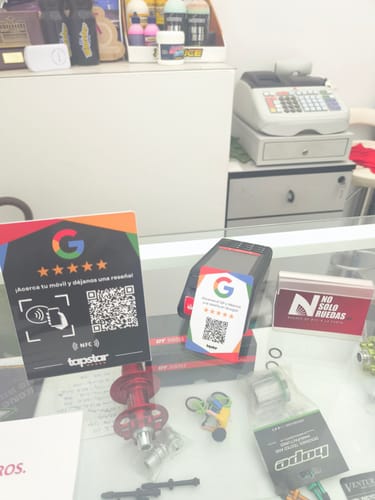 Customer photo review of Expositor Reseñas Google NFC y QR