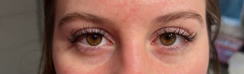 Nahaufnahme der Augen einer Kundin, die das natürliche Ergebnis nach der Anwendung des BLACK TOOL SETs zeigt.