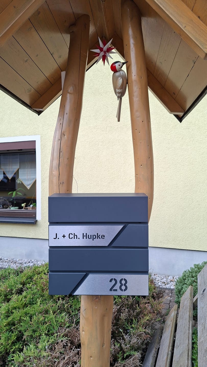 Customer photo review of AlbersDesign Briefkasten B1 anthrazit (RAL7016) personalisiert mit Edelstahl-Schildern