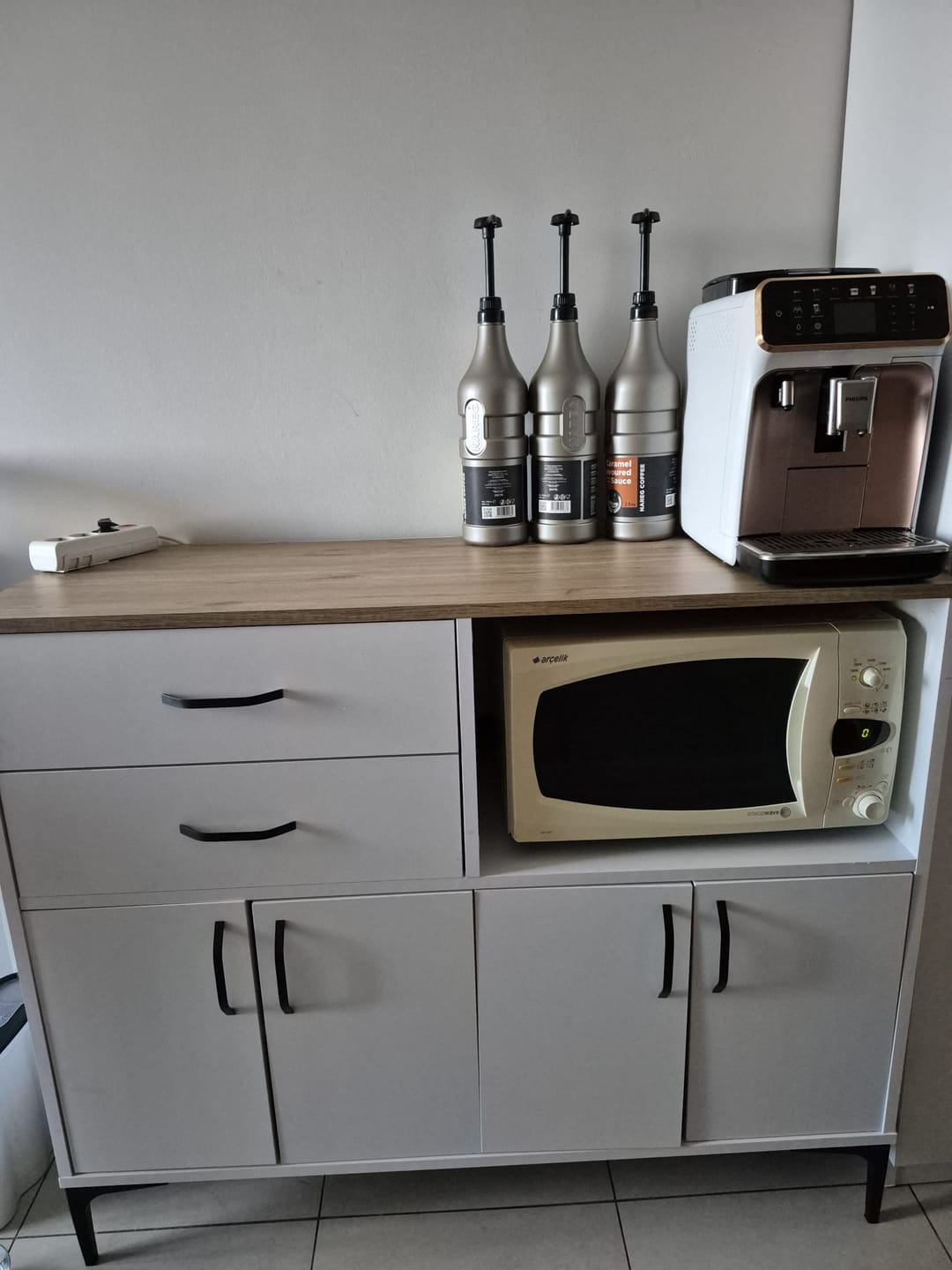 Customer photo review of Rani JE206 Kahve Köşesi Çok Amaçlı Dolap 4 Kapaklı 2 Çekmeceli Kiler Mutfak Dolabı Beyaz - Sepet Ceviz