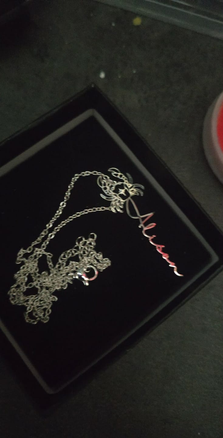 Customer photo review of Collier Signe Astrologique Personnalisé