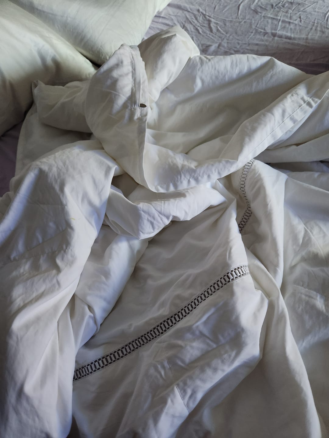 Customer photo review of Luxecool™ Ultra-Lightweight Cooling Down Blanket