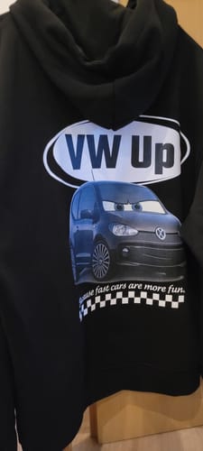 Rezensent zeigt die Rückseite seines personalisierten schwarzen CAR COMIC Hoodies mit einem VW Up Cartoon-Motiv.