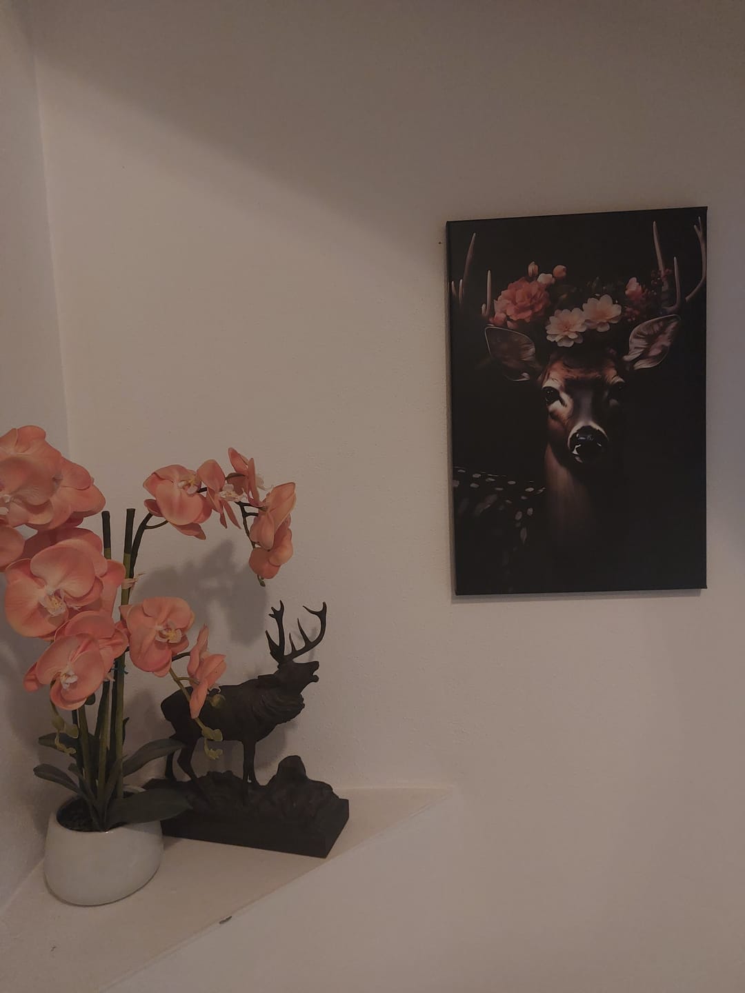 Customer photo review of Leinwandbild Hirsch mit Blumenschmuck Hochformat