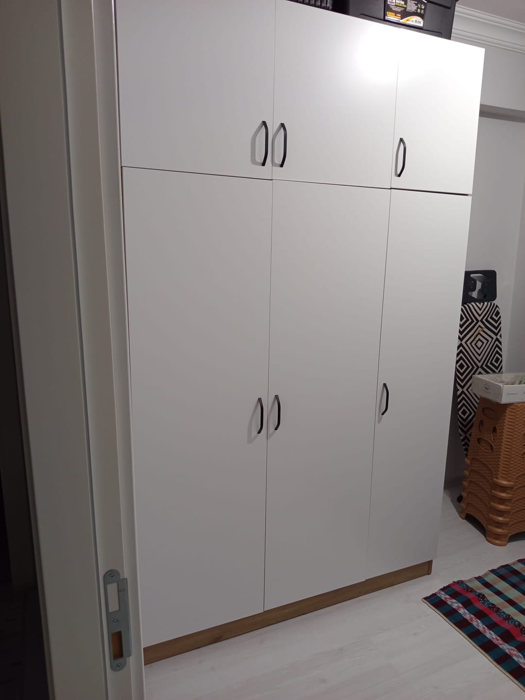 Customer photo review of Rani BA104 Yüklük 6 Kapaklı 10 Raflı Yatak Yorgan Yastık Saklama Dolabı S. Ceviz - Beyaz
