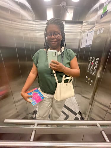 Leticia V. review of Calça Jeans Mom Jequitibá Bege image 1 out of 4