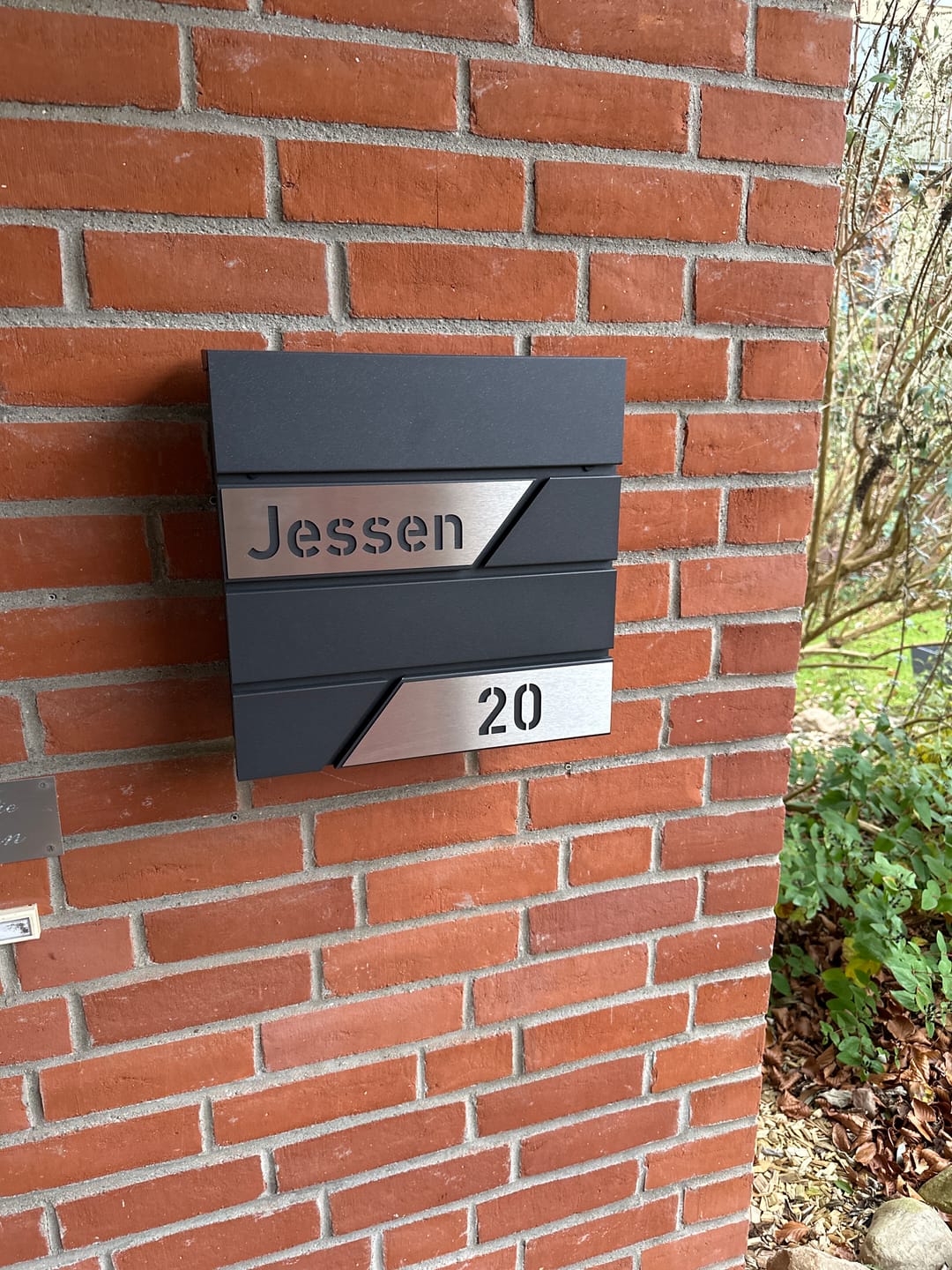 Customer photo review of AlbersDesign Briefkasten B1 Eisenglimmer (DB703) personalisiert mit Edelstahl-Schildern