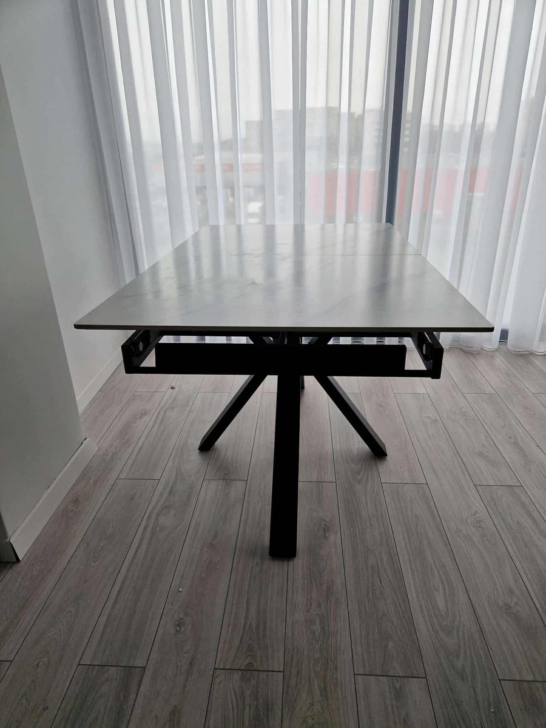 Customer photo review of Masa extensibila PLATAN, alb cu efect de marmura/negru, piatra sinterizata/otel, 140/180x85x76 cm