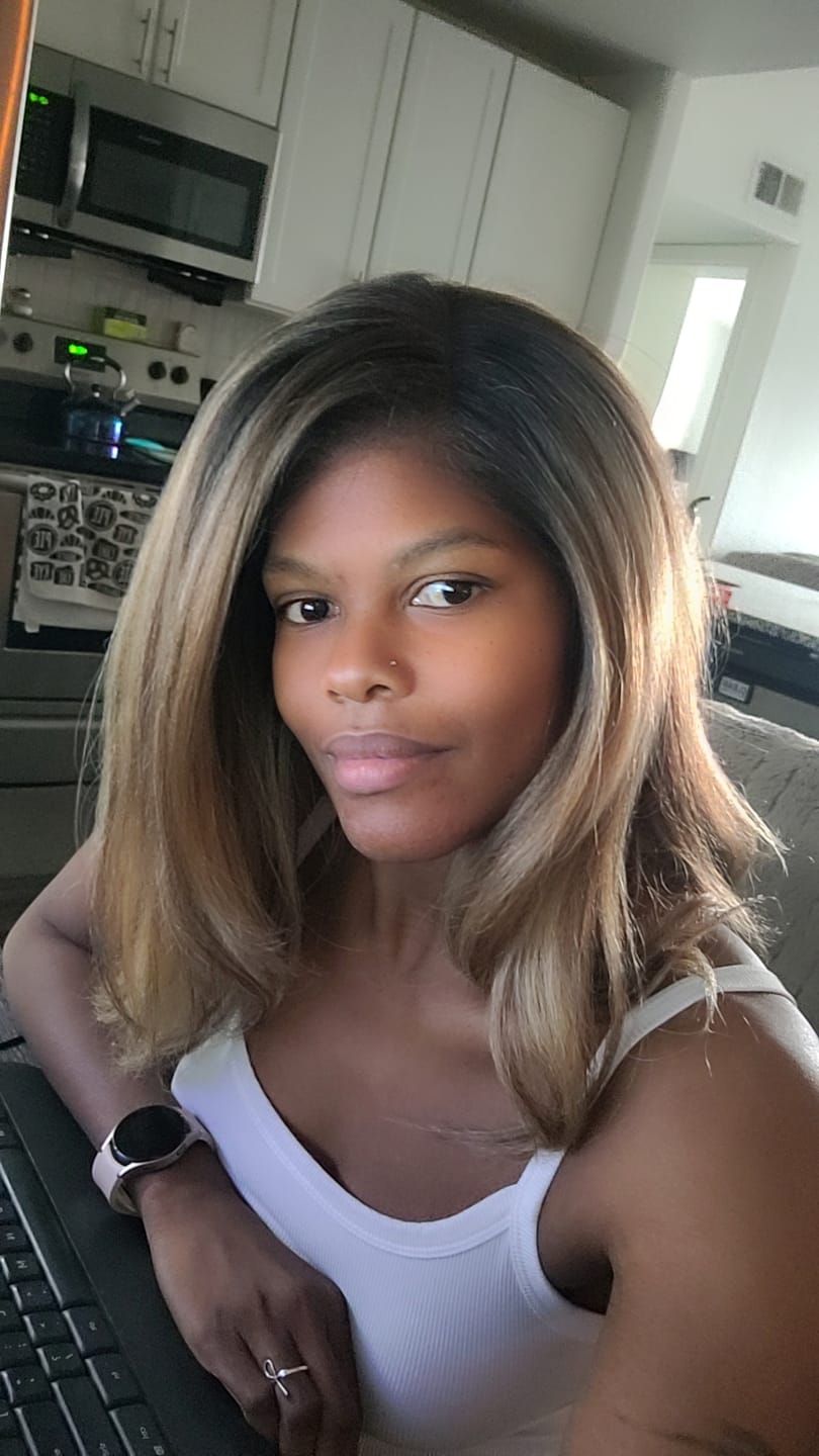 Customer photo review of Outre Perfect Hairline True Frontal Glueless 13x6 HD Widow's Peak Lace Front Wig - PEAK 714