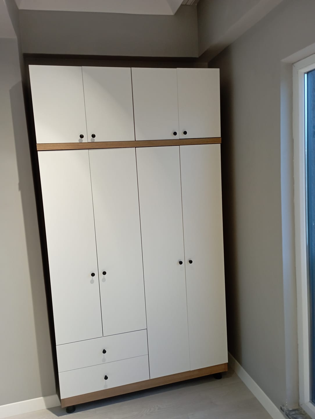Customer photo review of Rani BA121 Geniş Gardırop Elbise Dolabı 8 Kapaklı 2 Çekmeceli 1 Raflı 2 Askılı Sepet Ceviz - Beyaz