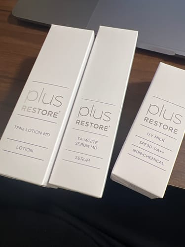購入者が撮影した「TPNaローションMD」の箱。他のplus RESTORE製品2点と一緒に置かれています。