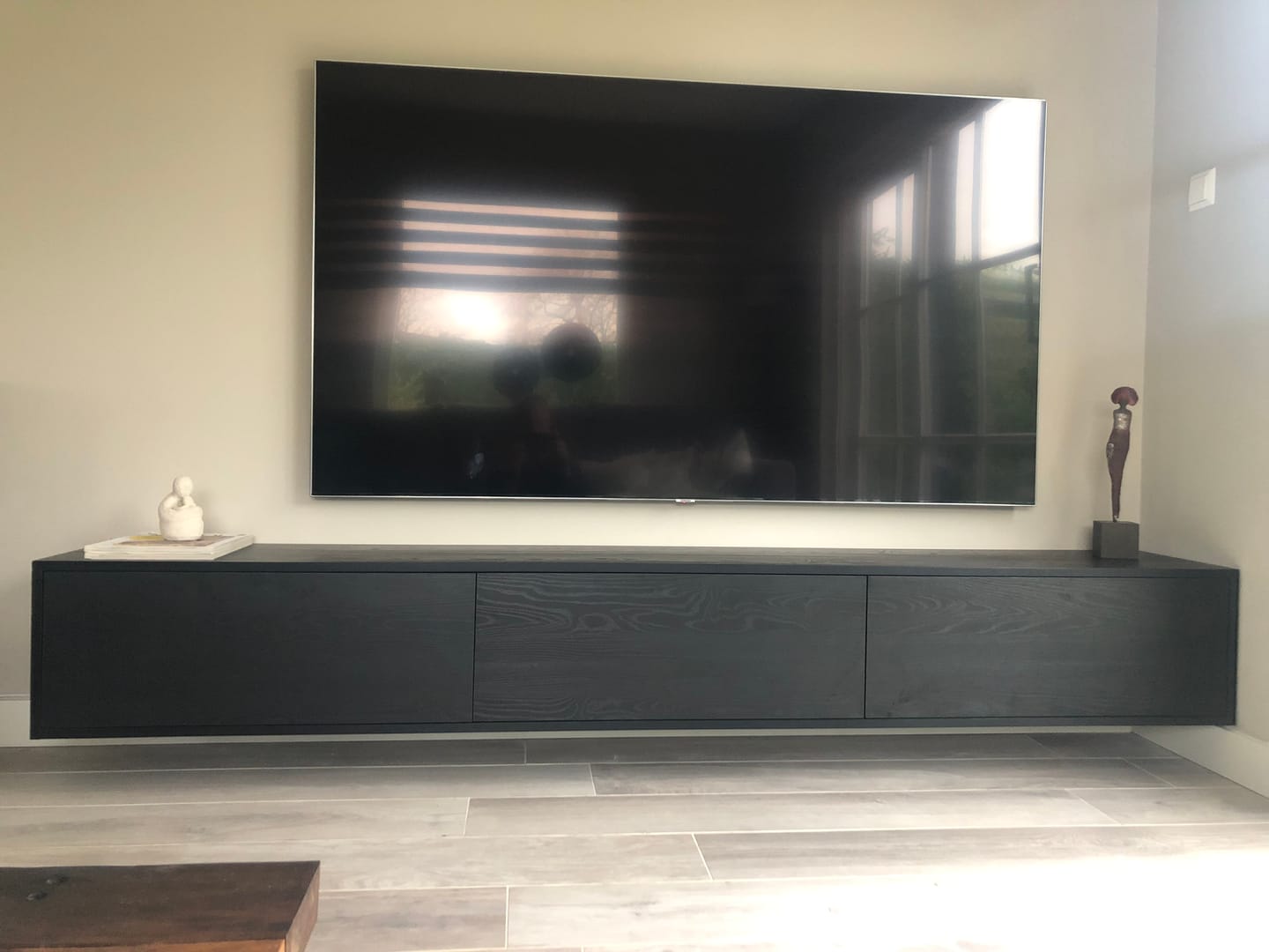 Customer photo review of SOREN – Zwevend TV-Meubel 240 cm - Zwart