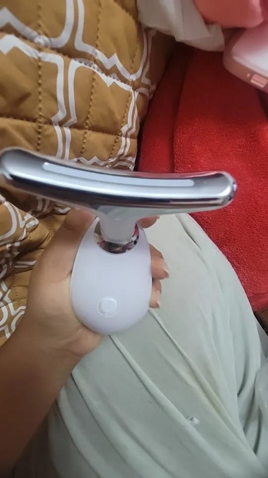 Customer photo review of Anti Wrinkle Face Neck Massager Beauty Device