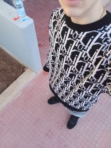 Valerio M. review of Felpa girocollo LV con logo in oro image 1 out of 1