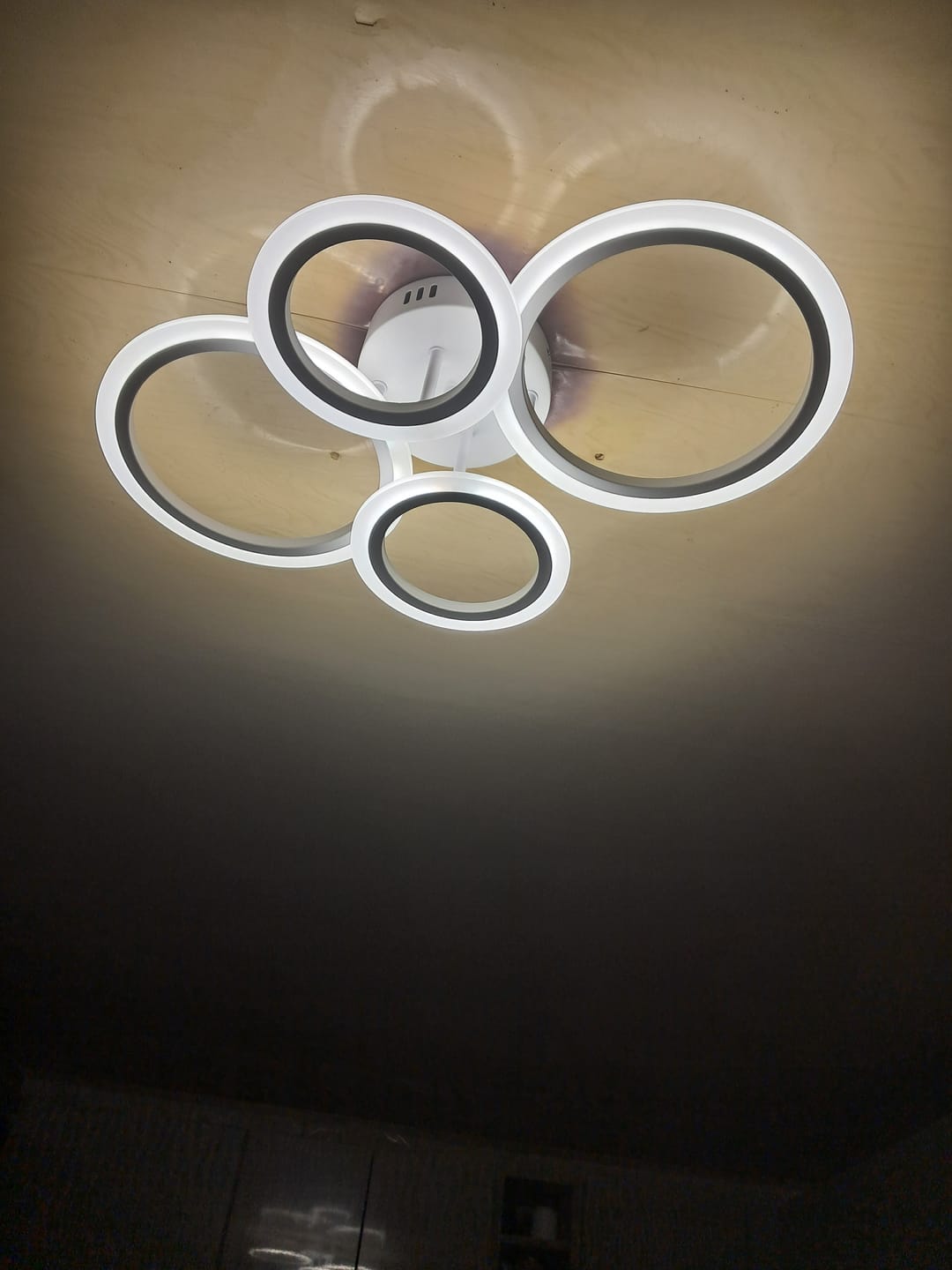 Customer photo review of Lustra LED 2+2 CIRCLE Design Alb Echivalent 400W Telecomanda