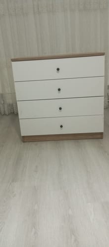 Müşterinin odasında duran, monte edilmiş, beyaz ve ceviz rengi Rani BE104 şifonyer.