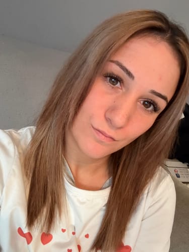 Eine Kundin in einer Nahaufnahme, die das Ergebnis des persönlichen Starter Kits mit langen Wimpern zeigt.