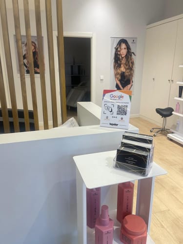 Customer photo review of Expositor Reseñas Google NFC y QR