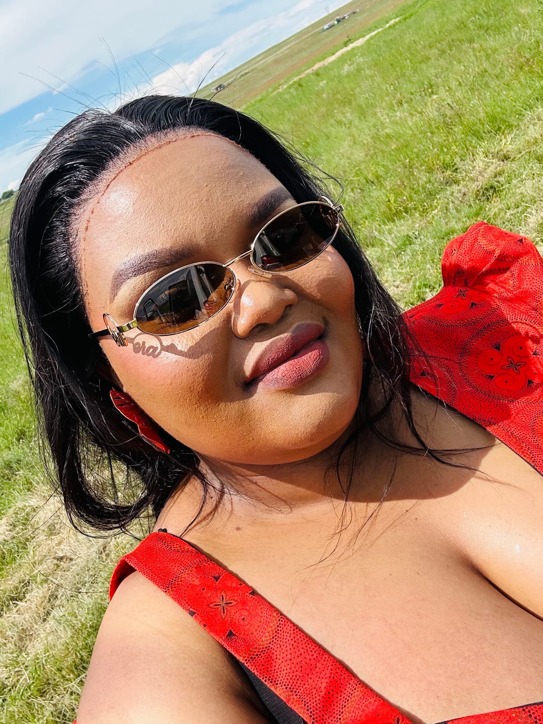Customer photo review of Muse Logo Sunglasses – Gold Edition