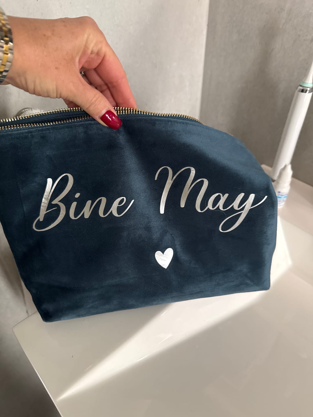 Customer photo review of Meine Kosmetiktasche - Personalisierte Samt Kosmetiktasche für MakeUp und Kosmetika mit Namen