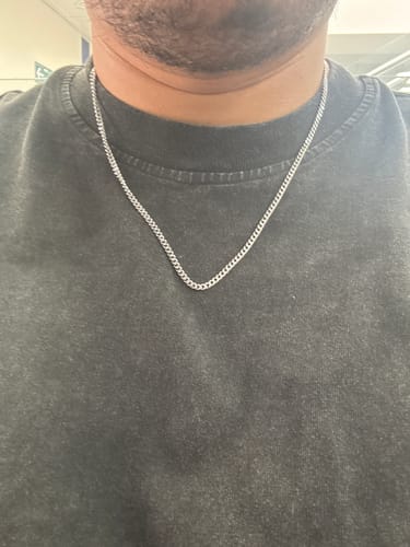 Reseñador muestra la Cadena Miami Cuban de 3mm de cerca en su cuello.