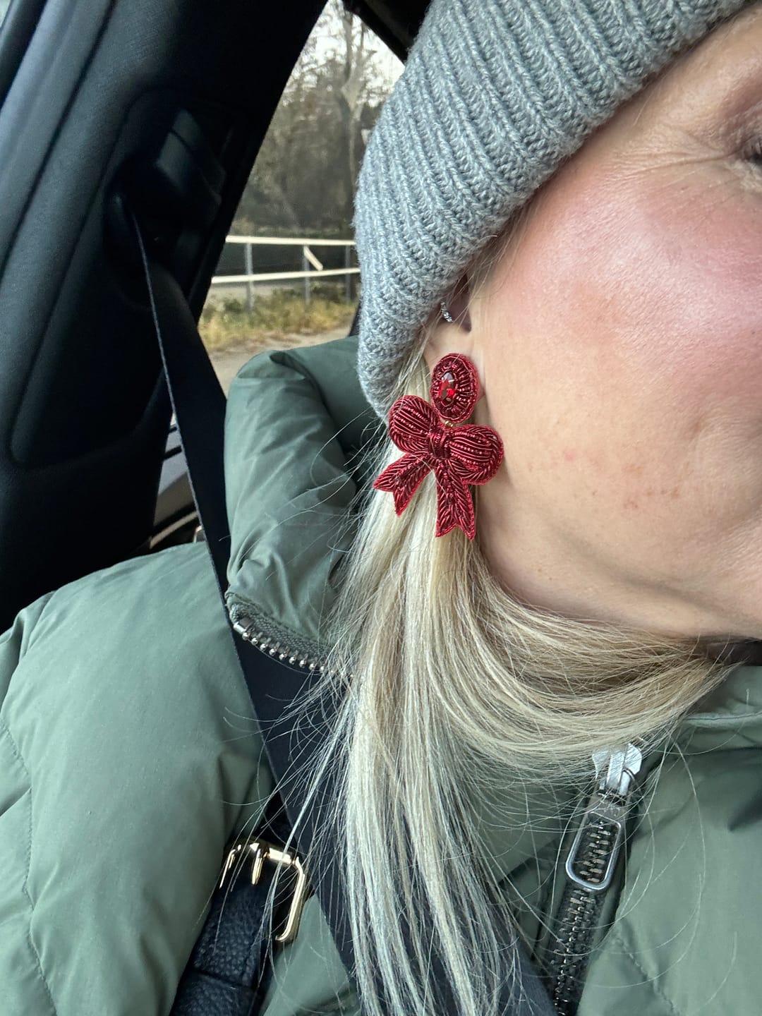Customer photo review of Festliche Soutacheohrringe als rote Schleife
