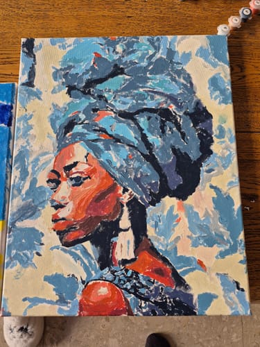 תמונת ביקורת של ערכת הצביעה לפי מספרים PBN0096 שהושלמה, ובה דיוקן צבעוני של אישה עם כיסוי ראש כחול.