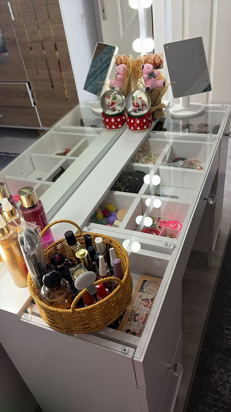 Customer photo review of Rani BJ137 Hollywood Işıklı Aynalı Kulis Makyaj Masası Cam Tablalı 11 Çekmeceli Takı Düzenleyici Beyaz