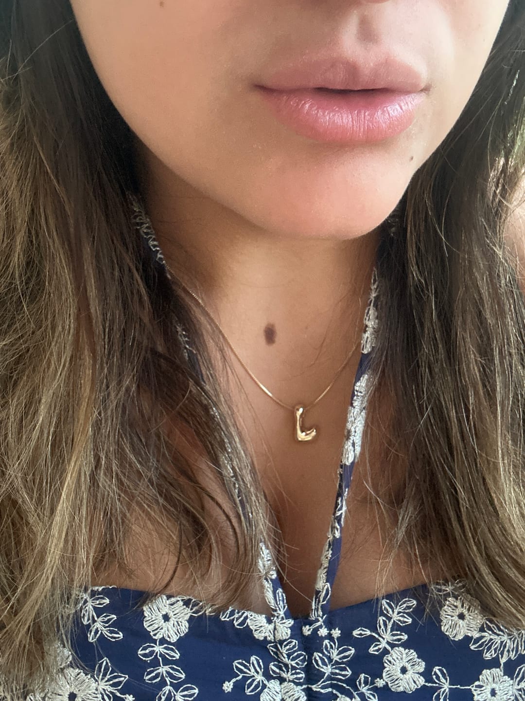 Customer photo review of Colar com Letra Inicial Bold Folheado a Ouro 18k