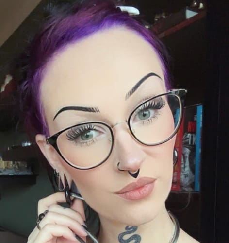 Nahaufnahme einer Kundin mit Brille, die die langen, voluminösen MIAMI BEACH MAXI Wimpern trägt.