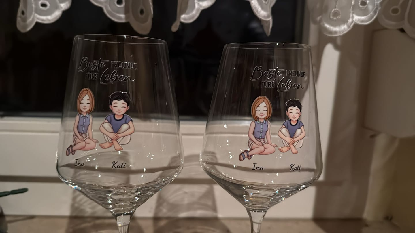 Customer photo review of Auf uns - Personalisiertes Weinglas für beste Freundinnen