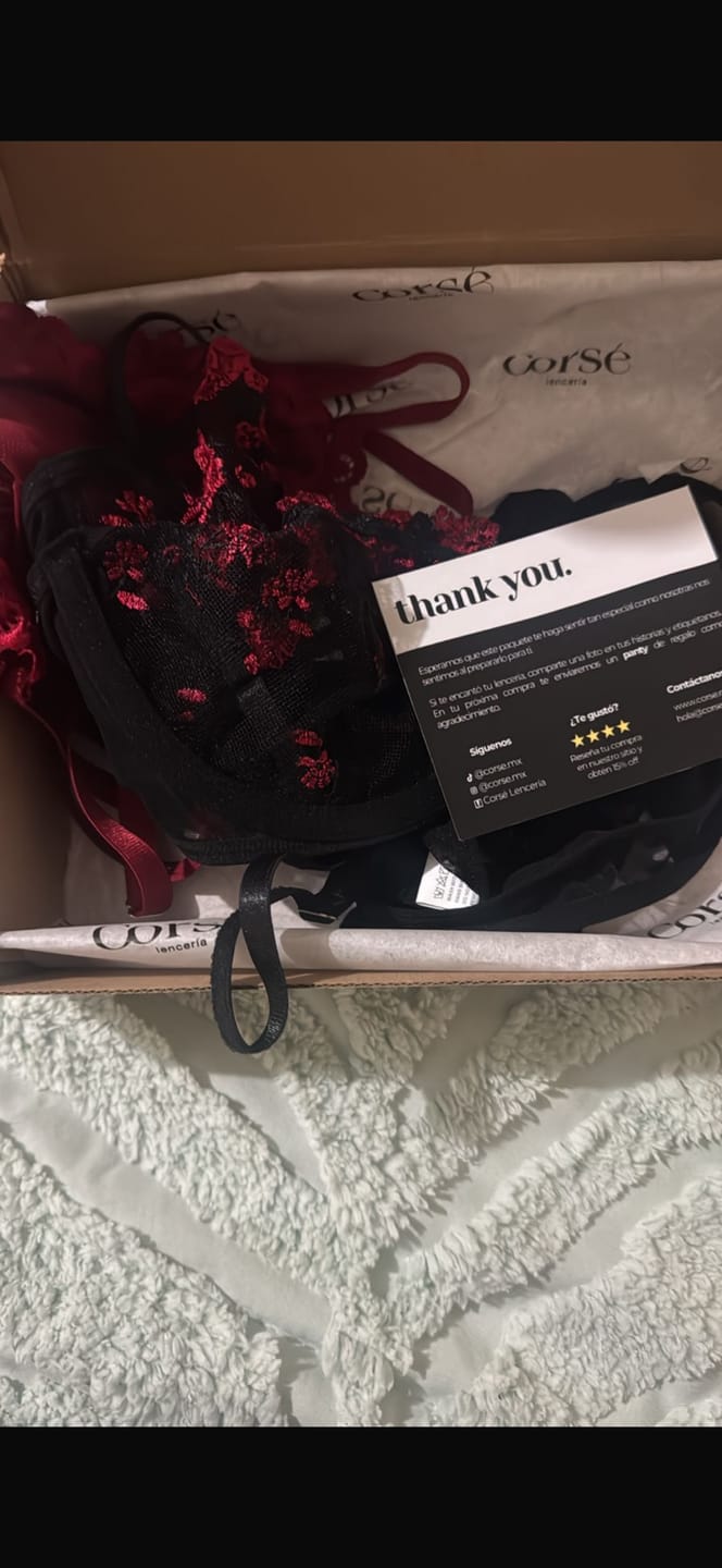 Customer photo review of Miranda Conjunto de Lecería Floral Negro con rojo