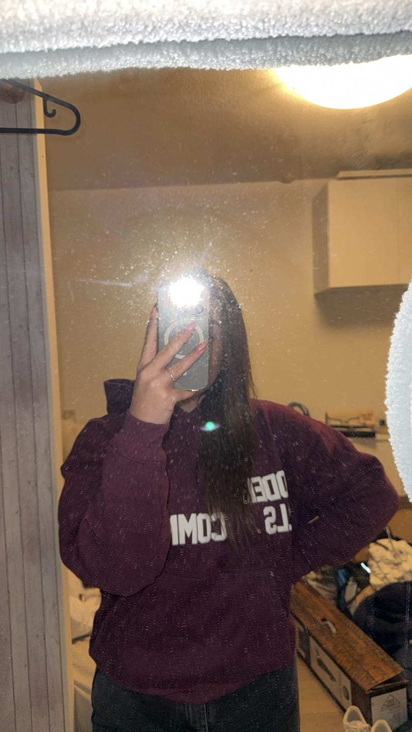 Customer photo review of GATED COMMUNITY HOODIE DARK PLUM