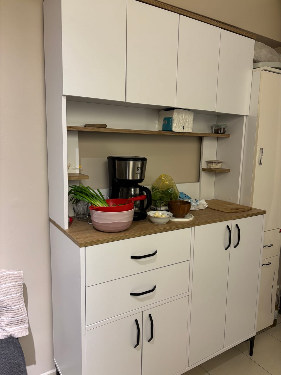 Customer photo review of Rani JE212 Kahve Köşesi Çok Amaçlı Dolap 8 Kapaklı 2 Çekmeceli Raflı Kiler Mutfak Dolabı Beyaz - Sepet Ceviz