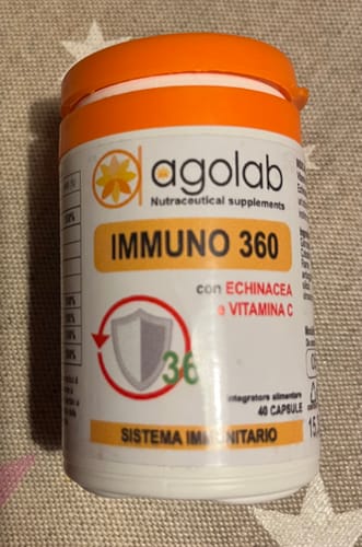Recensione di un cliente: primo piano del flacone bianco e arancione dell'integratore Immuno 360.