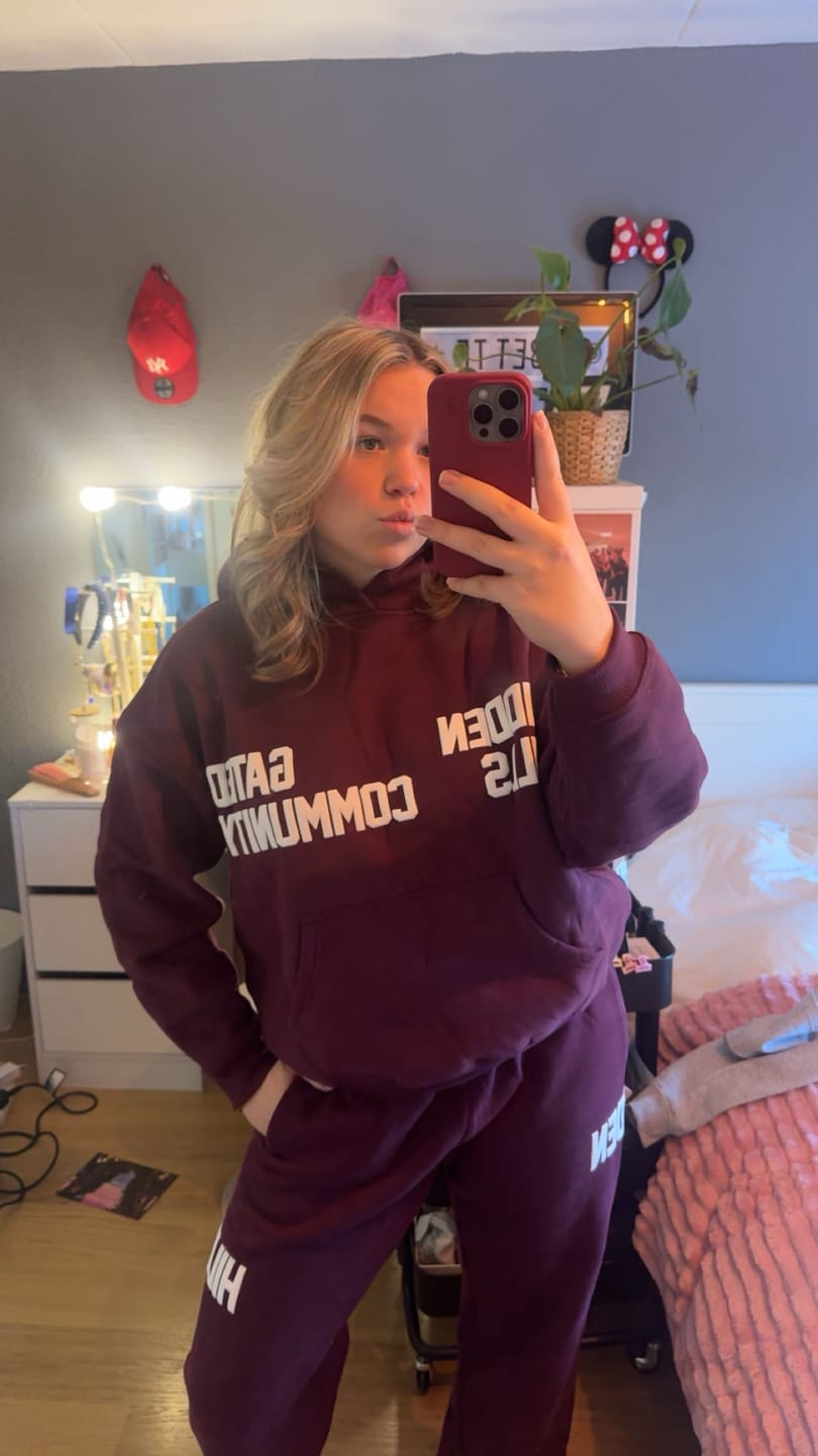 Customer photo review of GATED COMMUNITY HOODIE DARK PLUM