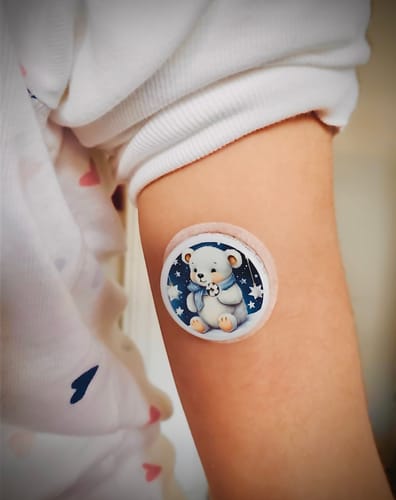 Customer photo review of Sets of 12 Stickers for Freestyle Libre 2 Sensor with reusable Tin box + 1 free keychain