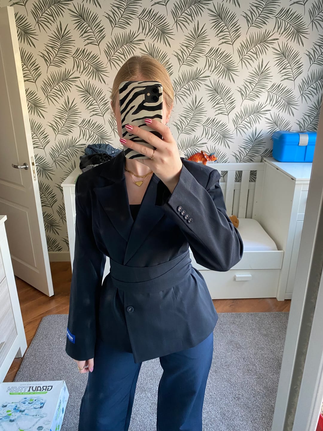Customer photo review of GATED COMMUNITY HOODIE DARK PLUM