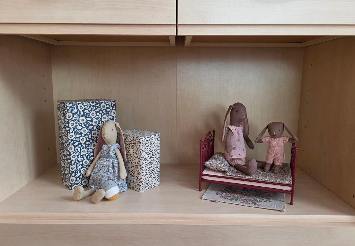 Customer photo review of Princess Antique Bed Dollhouse - Red 1/12 Scale Dollhouse Miniature