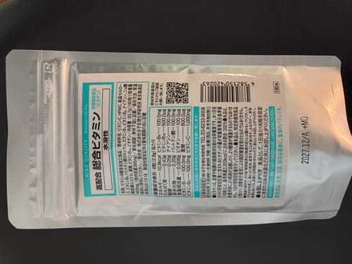 レビューアーが投稿した「高配合 総合ビタミン」のパッケージ裏面。成分表示や用法が日本語で記載されている。