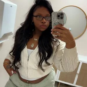 Customer photo review of Wavymy Pre-Styled Butterfly Cut Layer Yaki Straight Natural Wave Wig Beginner Friendly V Part Wig Human Hair Wig 250% Density