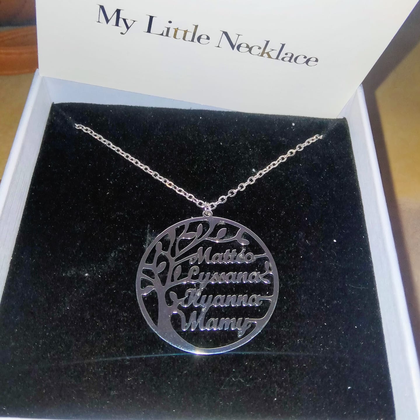 Customer photo review of Collier Prénom Arbre Généalogique - Arbre de vie