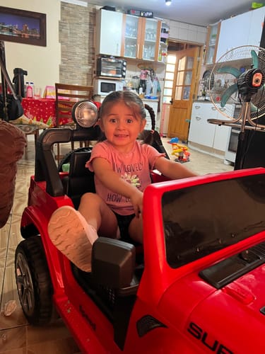 Customer photo review of Camioneta Eléctrica Renegade Rojo Bebesit